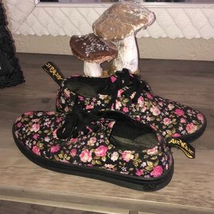 Dr. Martens floral canvas shoe 🌷🌹
